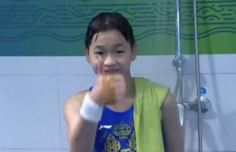 脾气怪僻的前片子放映员郝飞羽（贾宏声）用千里镜锁定一位女性后，会把她哄骗到放映间，但他其实不强奸或掳掠，只拿出私养的银环蛇。多名女性死于银环蛇之口，公安局成立以窥伺员文精华（张京生）、老周（韩廷琦）为首的“银蛇谋杀案”侦破小组。某日郝飞羽又用千里镜寻觅猎物时，无意间发现拍照师孔翔雄（朱晓叫）正在偷拍银行，随后他暗暗潜进孔的拍照馆偷得几张照片，黑暗策画起，几往后银行公然被盗，而他也从照片中发现，与银行司理石衡山（臧金生）打得火热的乔美奂（高宝宝），实际上是该起偷盗主谋钟年夜忠（王建成）的女友，决议欺诈。郝飞羽暗暗将一盘灌音带转给乔美奂，威胁其将一笔巨款送到体育馆，轰动钟年夜忠。钟年夜忠觉得欺诈者是石衡山，便派打手追杀。躲在暗处与之周旋的郝飞羽乘隙带走乔美奂，不久公安职员发现乔的尸身。“偷盗案”与“银蛇案”搅在一路。